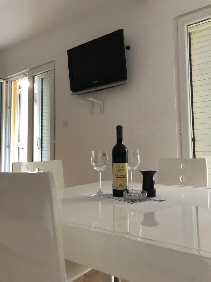 Apartman Iskra Apartment Bijela Ngoại thất bức ảnh
