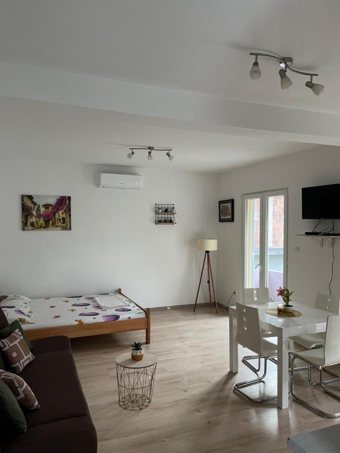 Apartman Iskra Apartment Bijela Ngoại thất bức ảnh