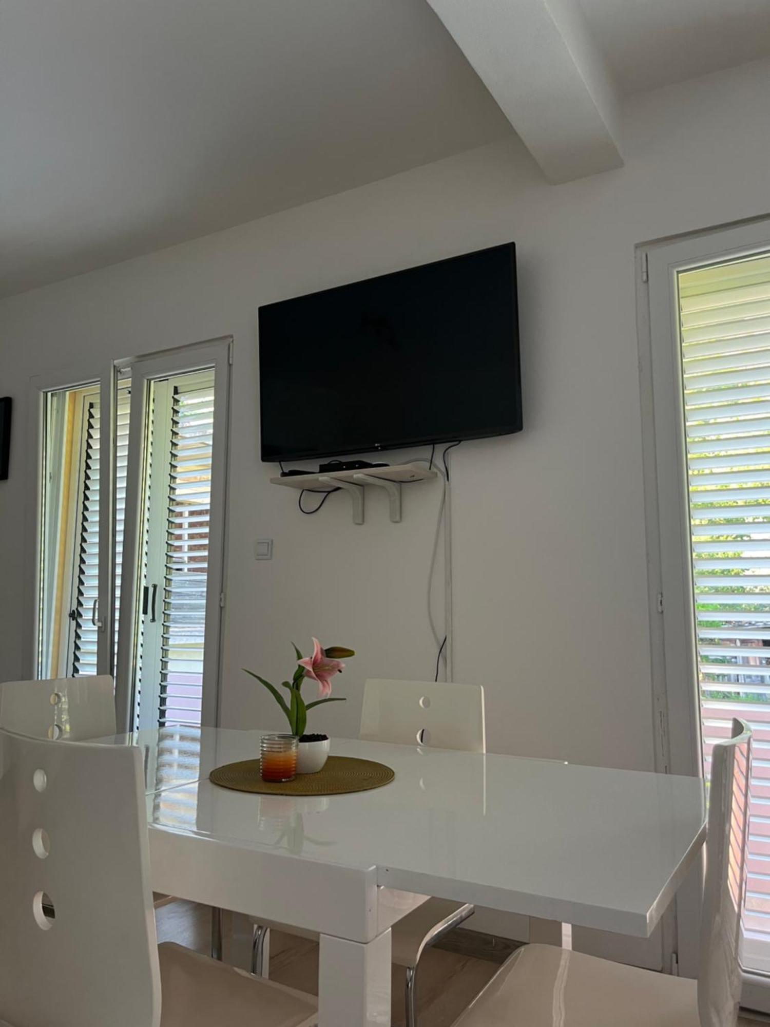 Apartman Iskra Apartment Bijela Ngoại thất bức ảnh