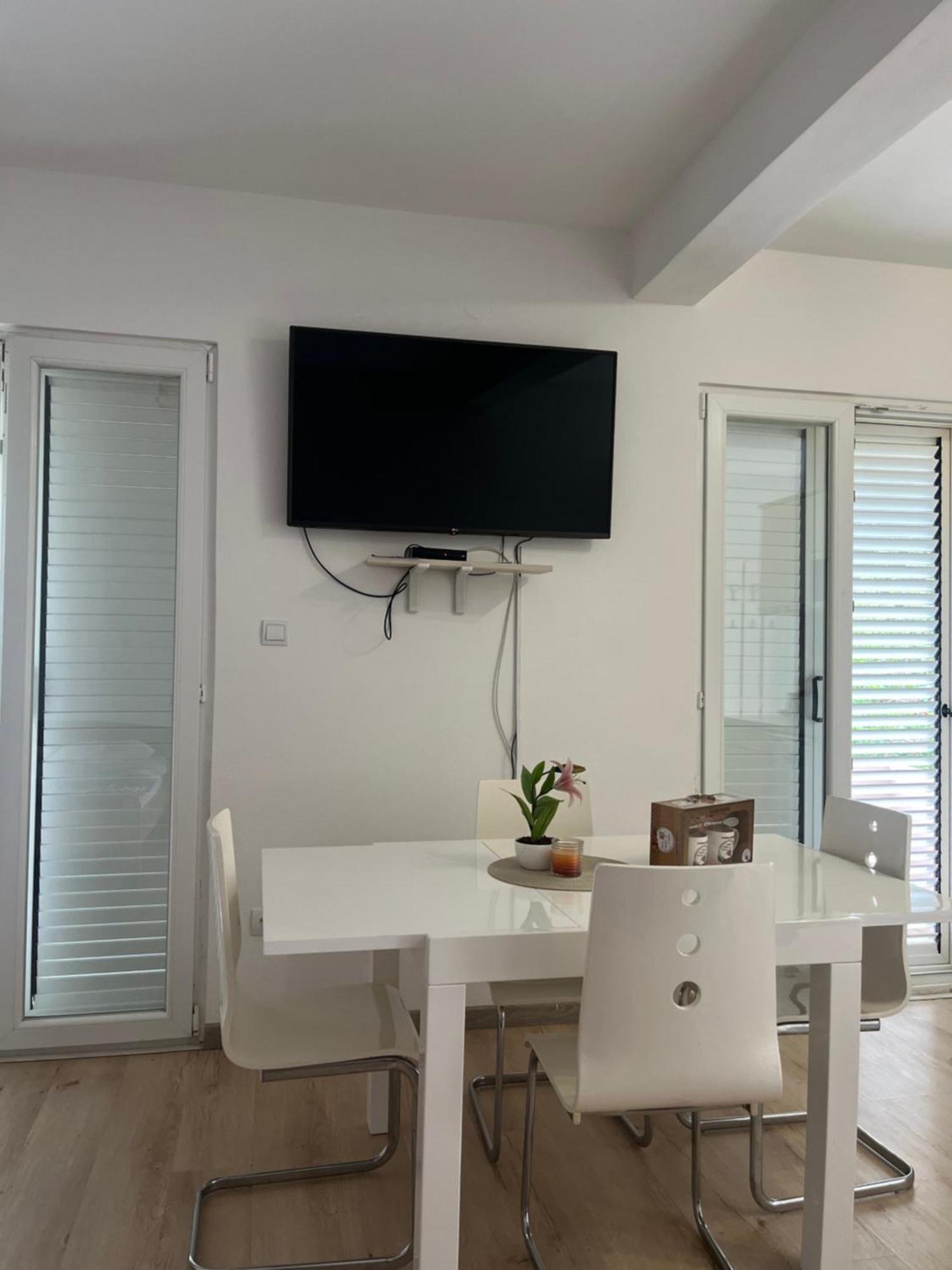 Apartman Iskra Apartment Bijela Ngoại thất bức ảnh