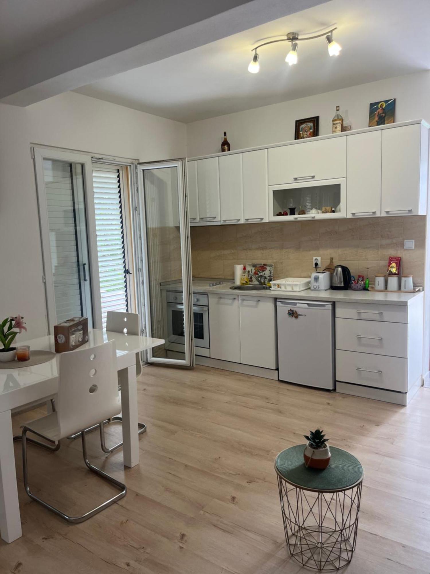 Apartman Iskra Apartment Bijela Ngoại thất bức ảnh