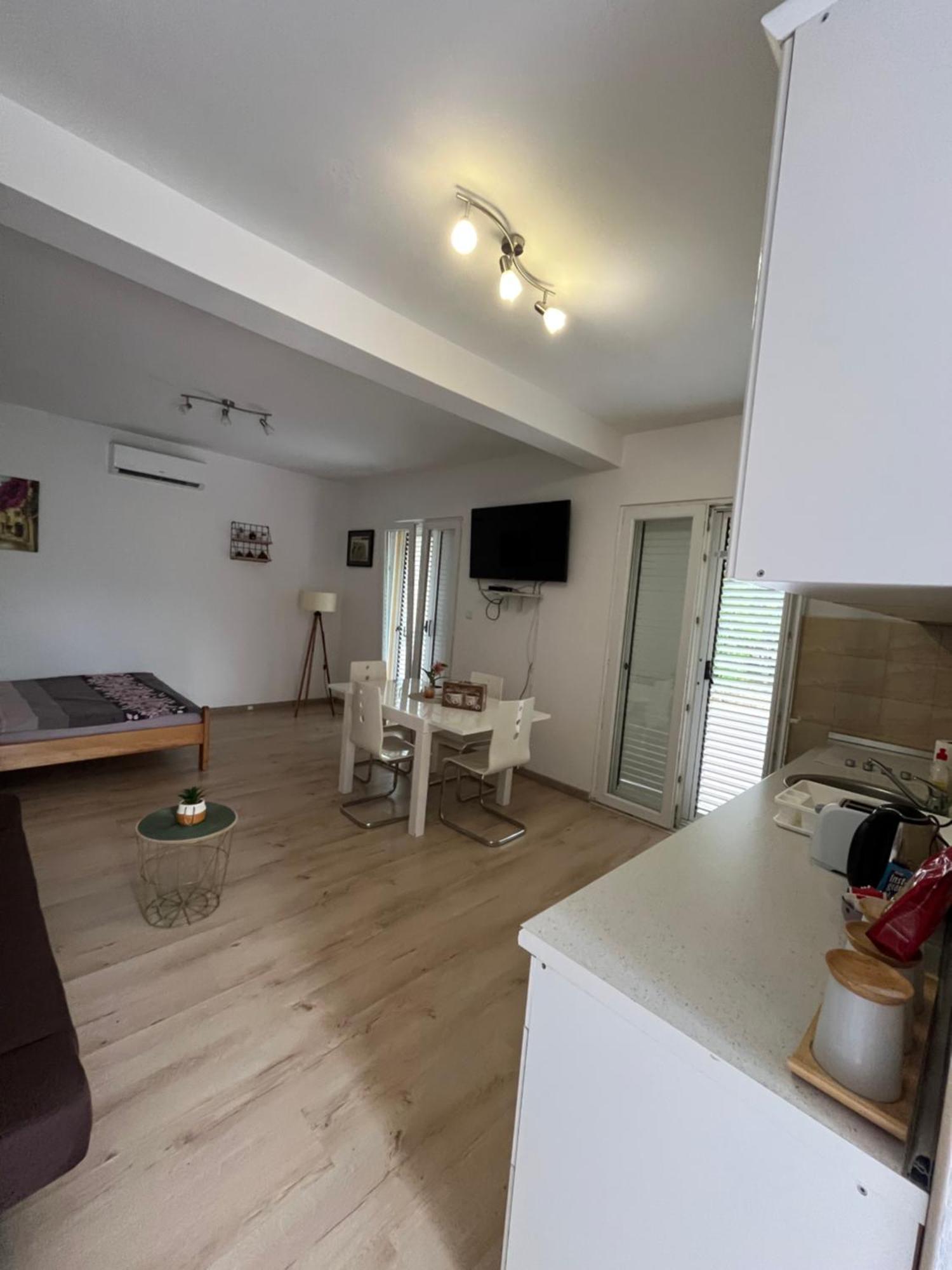 Apartman Iskra Apartment Bijela Ngoại thất bức ảnh