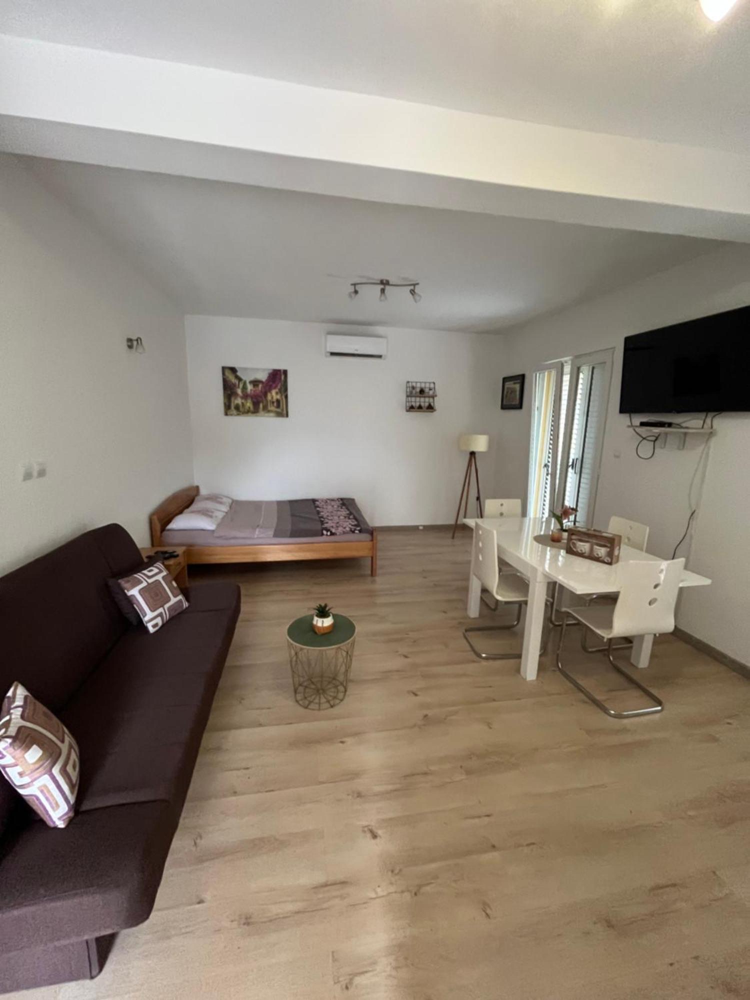 Apartman Iskra Apartment Bijela Ngoại thất bức ảnh